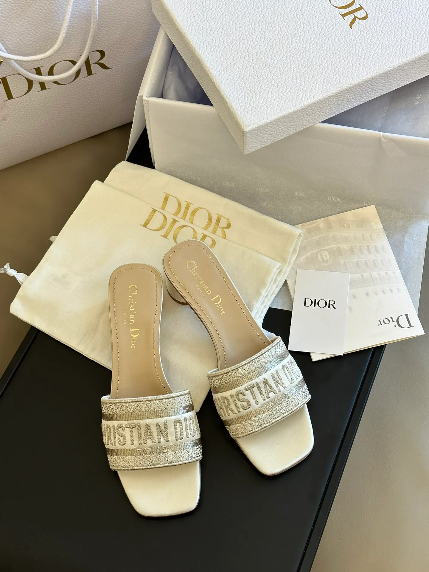 💕💕Factory direct selling price p440💕💕 Dior • Dior 2025 DWAY spring and summer new one-word embroidered slippers version CD letter logo three-dimensional embroidered cylindrical heel sandals Square toe thick heel jelly color open-toe slippers Upper: Original consistent high-temperature water-soluble cotton electro-embroidered technical silk fabric Lining: Water-dyed sheepskin lining Outsole: Italian leather outsole Heel height: 3.5CM Number of yards: 35-40